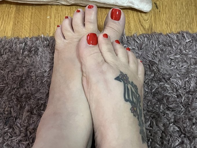 Look at my feet if you have any request please go to my onlyfans and message me for pics videos or messages Enjoy<a href="/tag/newprofilepic"class="tags"><span>#newprofilepic</span></a>