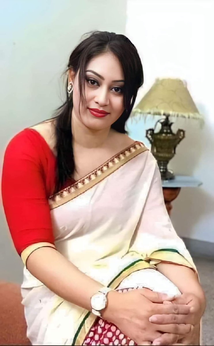 "आओ मोहब्ब्त करने का हुनर सिखाते है"

"इश्क़ तुम करो निभाकर हम दिखाते है"!!!
#सुप्रभात