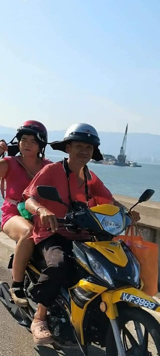 SungaiPetani1's tweet photo. Kepada semua penunggang motorsikal yang menggunakan Jambatan Pulau Pinang, tolong hati-hati...
Ada pasangan suami isteri dok baling pasir ke muka penunggang motorsikal lain...
Bukan tu ja, siapa yang lalu tepi mereka semua mereka tendang dan libas dengan dawai... Siap bawak parang lagi...
Hati-hati ya.. Tolong pesan kat semua...