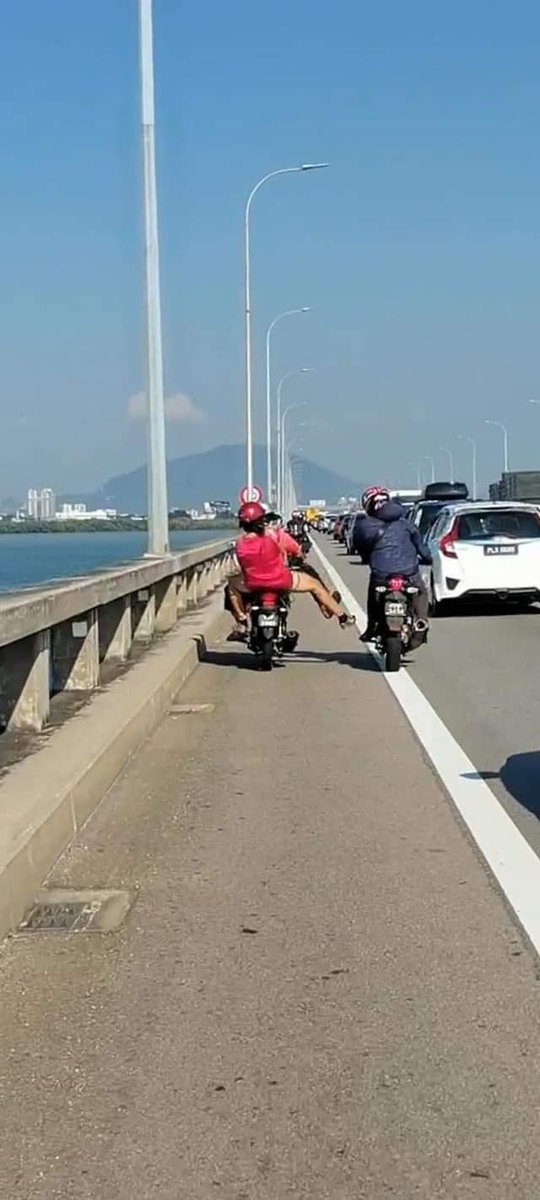 Kepada semua penunggang motorsikal yang menggunakan Jambatan Pulau Pinang, tolong hati-hati...
Ada pasangan suami isteri dok baling pasir ke muka penunggang motorsikal lain...
Bukan tu ja, siapa yang lalu tepi mereka semua mereka tendang dan libas dengan dawai... Siap bawak