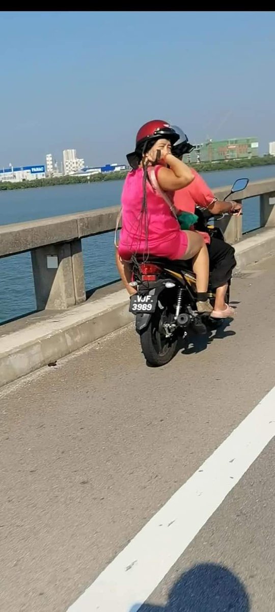 SungaiPetani1's tweet photo. Kepada semua penunggang motorsikal yang menggunakan Jambatan Pulau Pinang, tolong hati-hati...
Ada pasangan suami isteri dok baling pasir ke muka penunggang motorsikal lain...
Bukan tu ja, siapa yang lalu tepi mereka semua mereka tendang dan libas dengan dawai... Siap bawak parang lagi...
Hati-hati ya.. Tolong pesan kat semua...