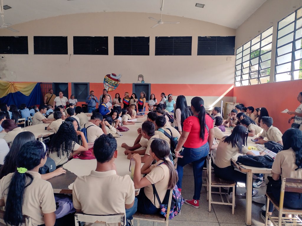 EliasEducacion1's tweet photo. Hoy #5Feb nos fuimos para el L.N. "Juan Germán Roscio", acompañando a los Voceros OBE-FEVEEM y estudiantes de media general en su participación en las mesas de debate  de las 7 Transformaciones para el impulso del desarrollo de la Calidad Educativa.
@NicolasMaduro
@MPPEDUCACION https://t.co/IdIvO7eevc
