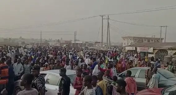 Dm4Gg's tweet photo. HIGH COST OF LIVING: NIGER RESIDENTS PROTEST HUNGER, SHUT DOWN MAJOR ROADS

Residents of Minna in Niger State yesterday stormed some major roads in the state capital, protesting 

https://t.co/1oikkeYwOd https://t.co/NclV0tdgu7