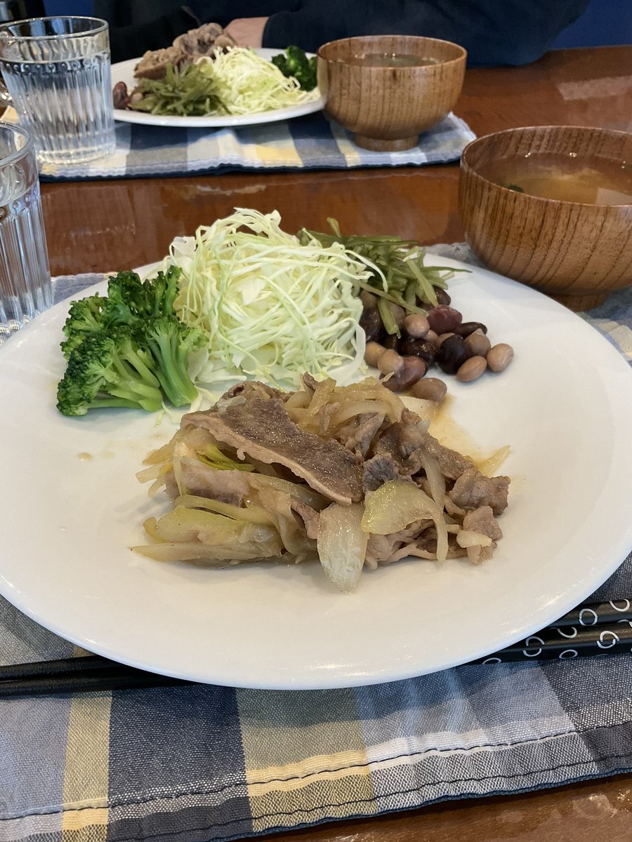 jummy_chubby's tweet photo. 昼の旦那メシ
☑️牛肉と玉ねぎのソテー(特製アップルビネガーソース)
☑️キャベツ　ブロッコリー
☑️わかめのお味噌汁　減塩

旦那がキッチンでアルバイトしてた時に習得したソースが秀逸
コストコで買った　#アップルサイダービネガー
3本も使い切れるか不安だったけど色々な用途でいけそう
#糖質制限 https://t.co/KfNbYFSQWt