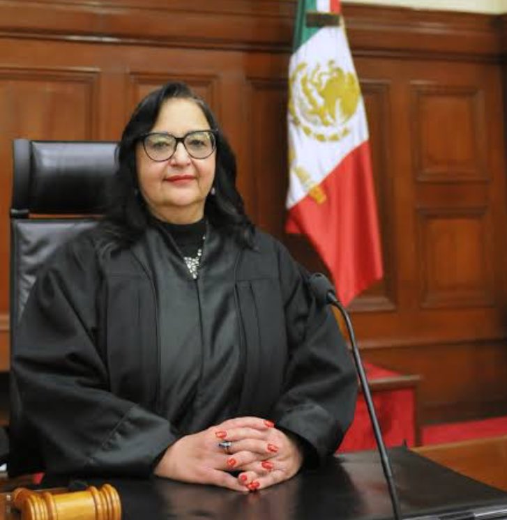 A la Ministra Presidenta de la <a href="/SCJN/">Suprema Corte</a>, Norma Lucía Piña Hernández, un aplauso de pie y un abrazo de agradecimiento, por poner a la altura a la Suprema Corte y seguir defendiendo nuestra Constitución.  💕🇲🇽
