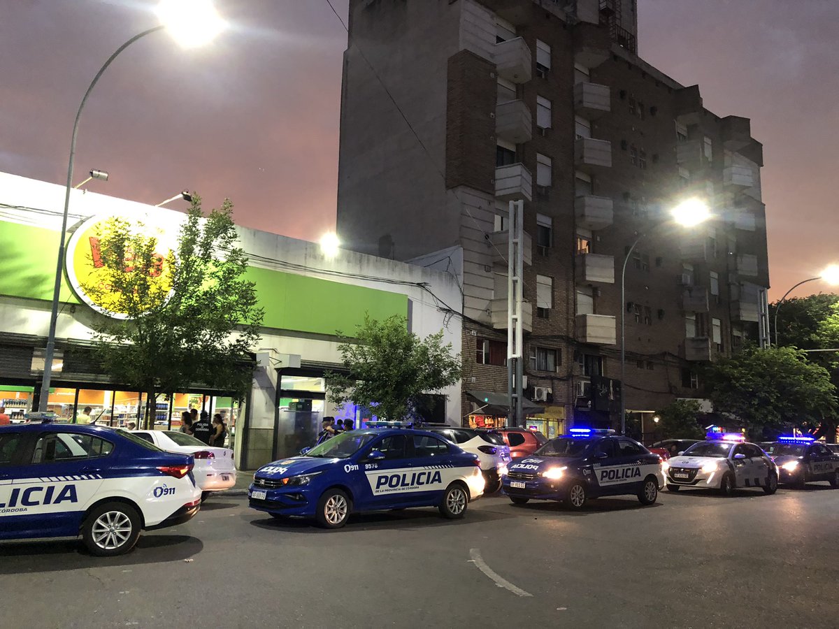 az_nay's tweet photo. 2’ antes, un tipo de aprox 60 quiso robarse un pedazo de queso y una bandeja de fiambre o carne.

Lo sacudieron entre 3: un joven guardia tercerizado y dos clientes que mandaron a callar a las “negras” que salieron de la fila de cajas para impedir que se zarparan con el “choro”. https://t.co/nShbQt6pA0