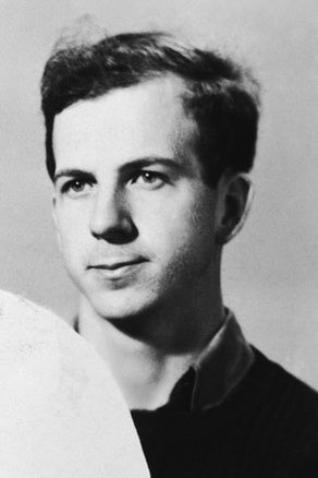 JoshChavis65's tweet image. Holy shit. 

Been trying to figure out who Brock Purdy looks like for the last 2 years and it’s Lee Harvey Oswald.