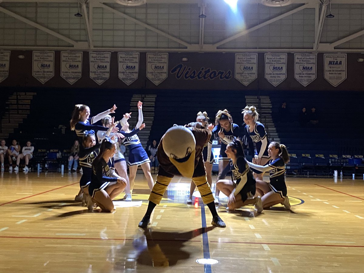 boulder_hs's tweet photo. Cheer Team and VIP Eagle entertaining the crowd at halftime.  #bchs41 #bchscheer https://t.co/IQG2seYGHD