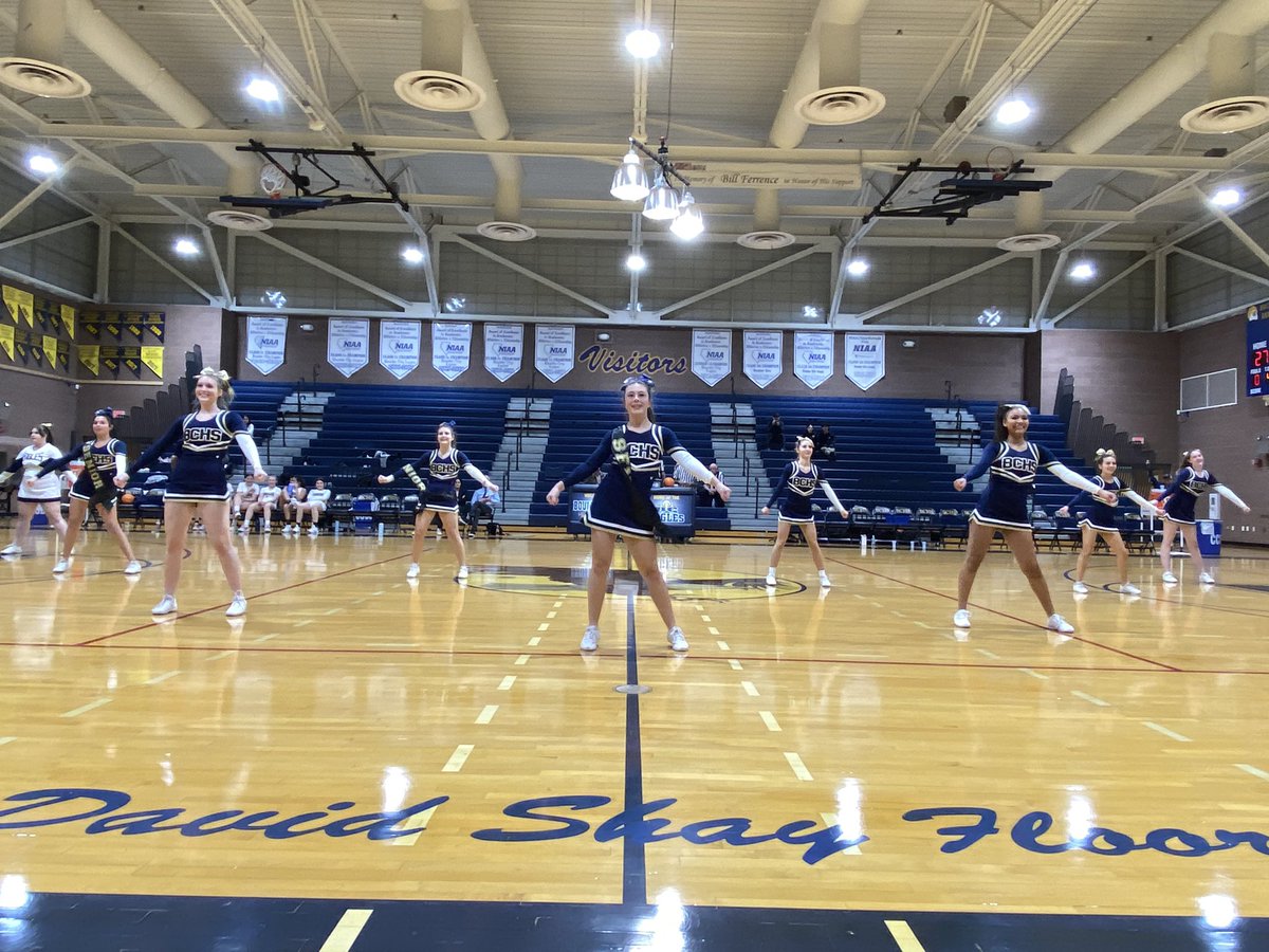 boulder_hs's tweet photo. Cheer Team and VIP Eagle entertaining the crowd at halftime.  #bchs41 #bchscheer https://t.co/IQG2seYGHD