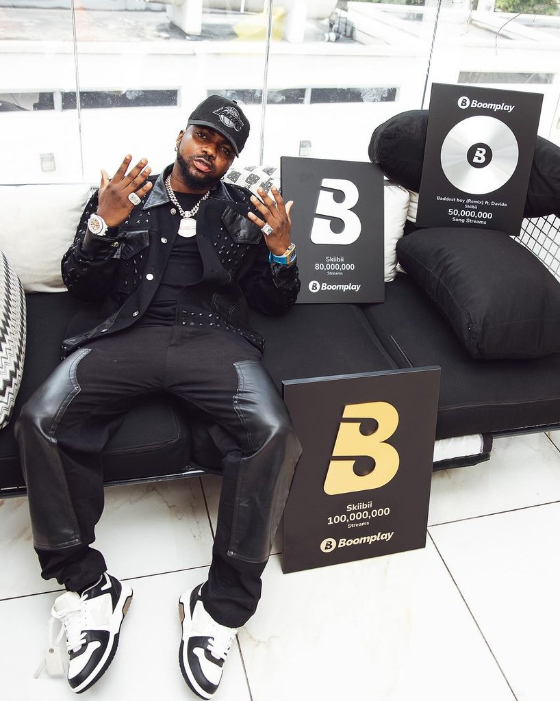 📸 Skiibii proudly poses with his plaques, upon achieving #BoomplayGoldenClub status for surpassing 100M streams