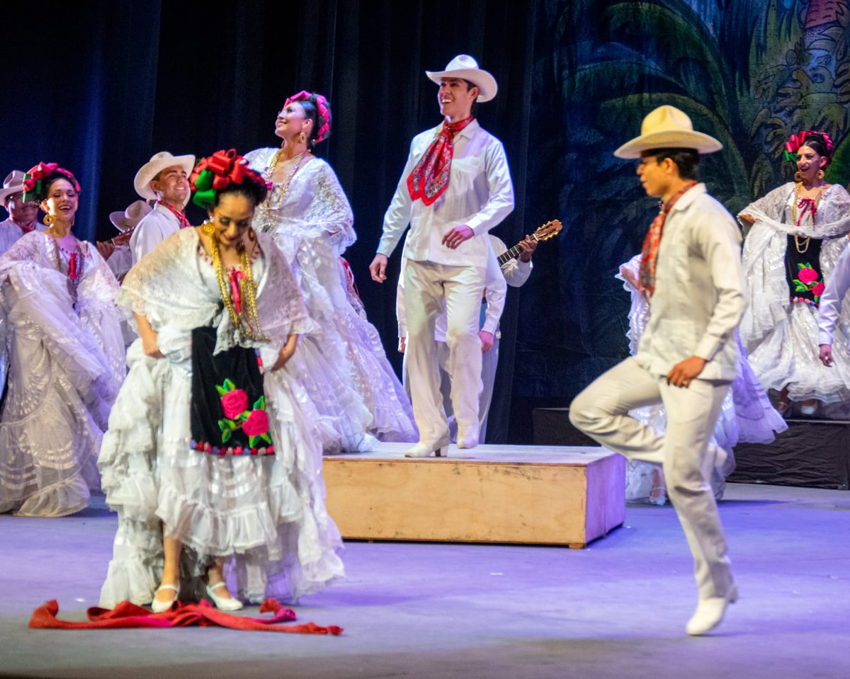 Domingo 4 de febrero se presentó el <a href="/BalletAmalia/">Ballet de Amalia Hdz</a> en su tan esperado regreso al #TeatrodelaCiudad, con un gran espectáculo entre música tradicional, colores y bailes que brindan una  gran visión de la identidad mexicana.
#ballet #danza #fotosdedanza #CDMX 
FOTOS: <a href="/Openkslove/">Pablo César</a>