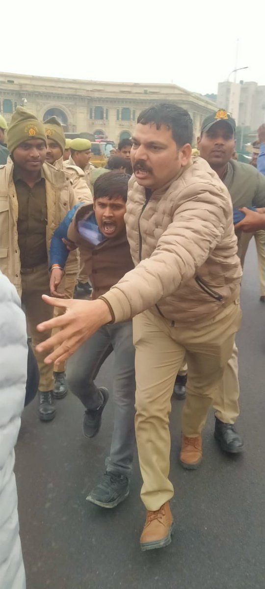 संघर्ष एक दिन रंग लाएगा..!
बेसिक विभाग का अनदेखी करना लाखों बेरोज़गार युवाओं को 5 वर्षों से दर-दर की ठोकर खाने को मजबूर कर रहा है ।

माननीय मुख्यमंत्री <a href="/myogiadityanath/">Yogi Adityanath</a> जी हम सब की माँग नई प्राथमिक शिक्षक भर्ती को पूरा करे🙏🙏