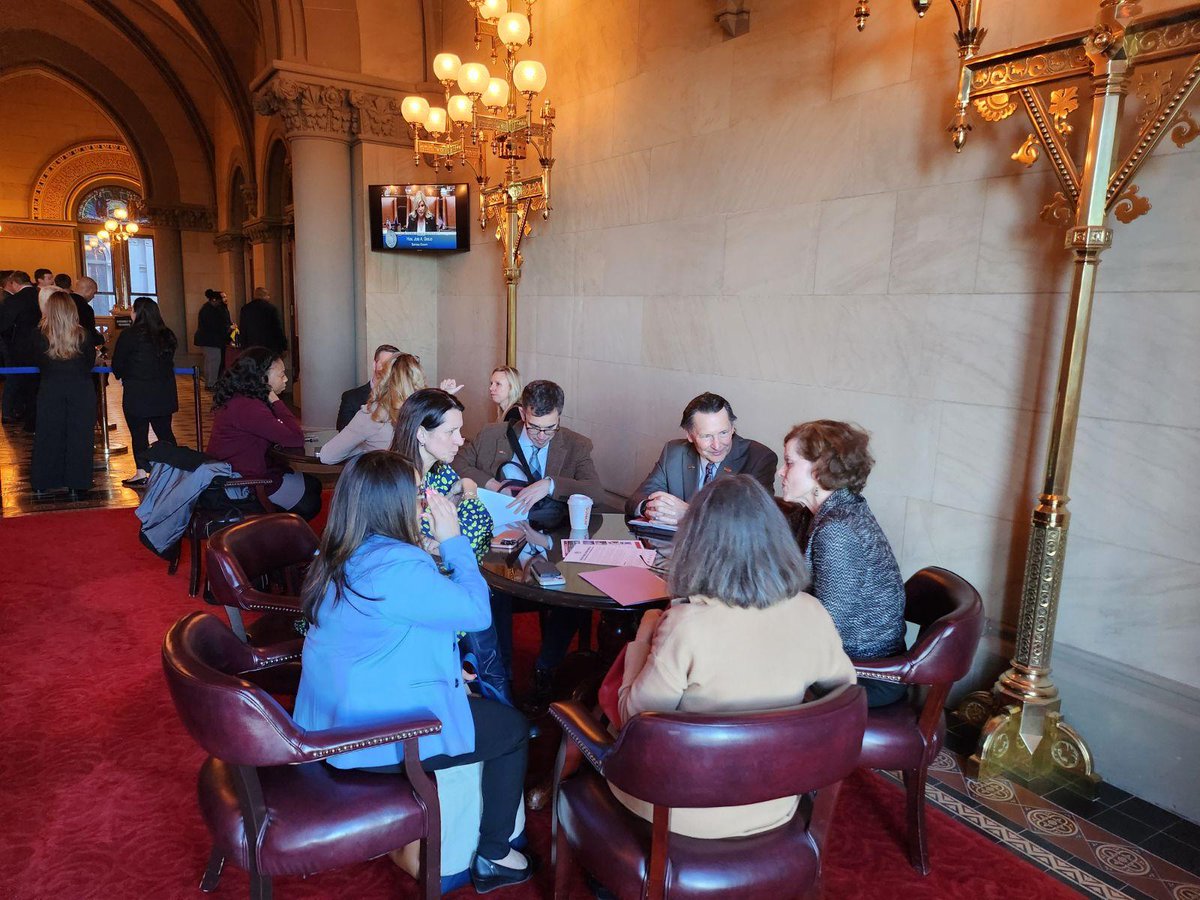 MelindaJPerson's tweet photo. Just finished a day at the Capitol with @NYSUT's Higher Education leadership, fighting for a #NewDealforHigherEducation 📚 in New York State, so every student has access to affordable, high quality education.  @uupinfo @PSC_CUNY @RElins_FIT @NYSUTHigherEd https://t.co/XqQbzWGGMO