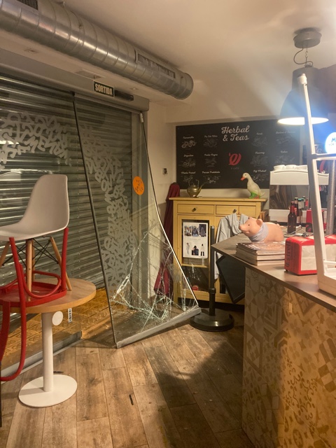 Dimarts obrirem, com sempre, l'Espai a les 8 del matí i la botiga a les 11. Hem pogut fer una intervenció d'urgència per tenir-ho tot a punt malgrat les destrosses d'ahir a la nit.