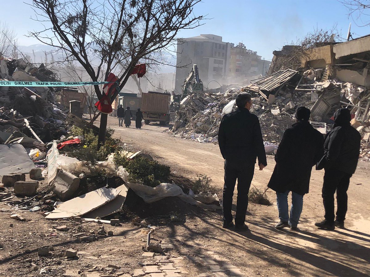 6 Şubat ….  1 yıl geçti.
Bölgede yaşayanlar bunu iliklerine kadar hissetti.
Vefat eden kardeşlerimize Allahtan rahmet diliyorum.
Bu felaketten ders alıp,
1-İmar planları yapılırken,
2-Yapılar inşa ederken,
3-Ve denetim yaparken;
Bilimsel ve sorumlukla hareket etmek zorundayız..