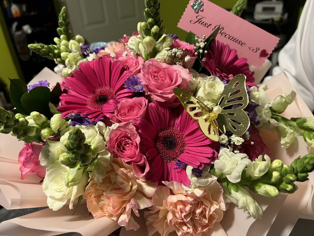 lleslieaann's tweet photo. my first just because flowers and im so in love 🤍 https://t.co/4uvBizmI7A