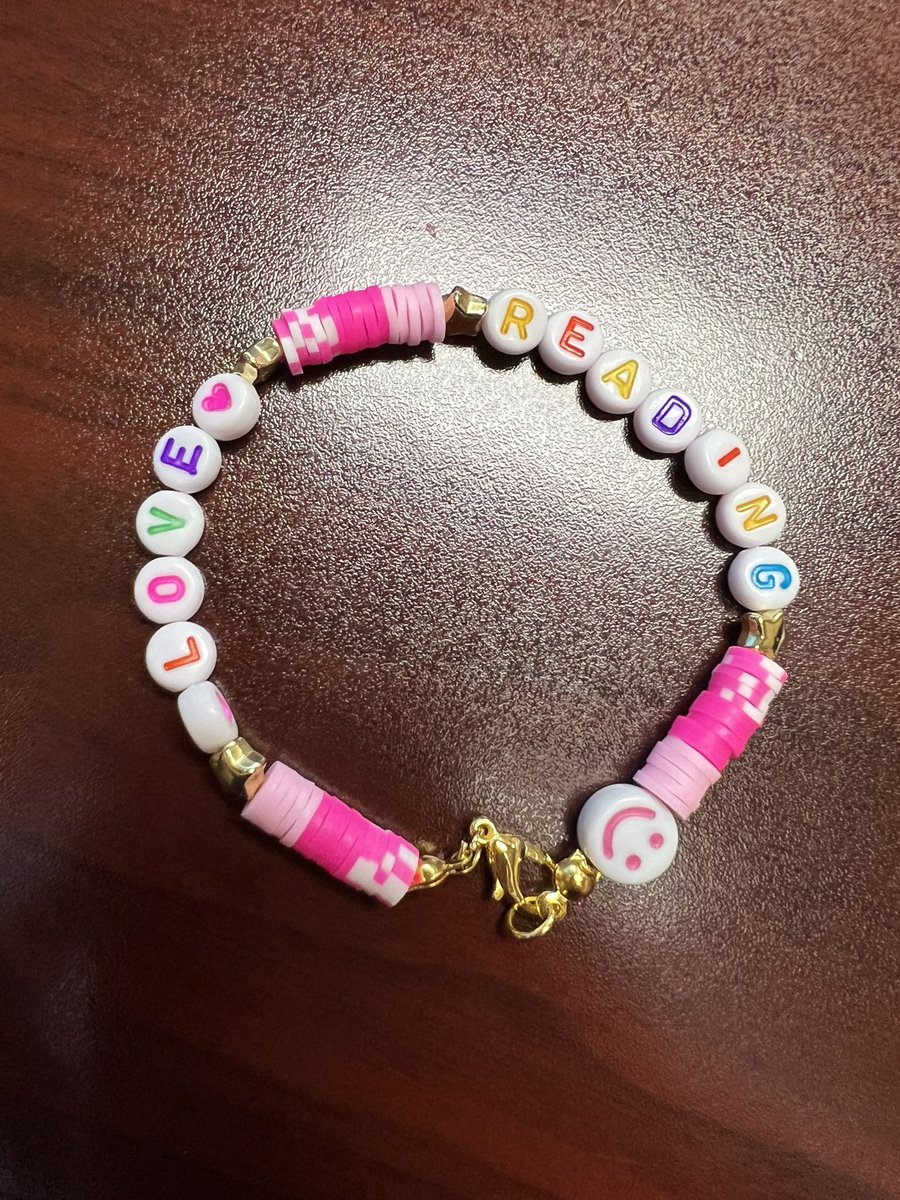These bracelets were such a fun team building idea! Thanks RLA! @JennHagan11 @MsFancher @BeckJHLibrary @BeckJuniorHigh #connectatbeck #lovereading