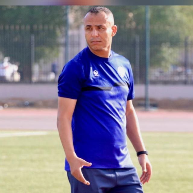 صديقي المدرب اذا كنت قررت العمل في هذا المجال فاعلم انه لا يوجد لك ضمانة لاي شئ .
مهنة البحث عن المتاعب واحتراق الاعصاب والهزائم النفسيه ، كل يوم هي بحال مغاير ، تارة تقفز فرحا وتطول السماء وتارة اخرى تسقط من اعلى قمم الجبال ، وما بين هذا وذاك هي بضع لحظات يتحدد فيها مصيرك
Coach