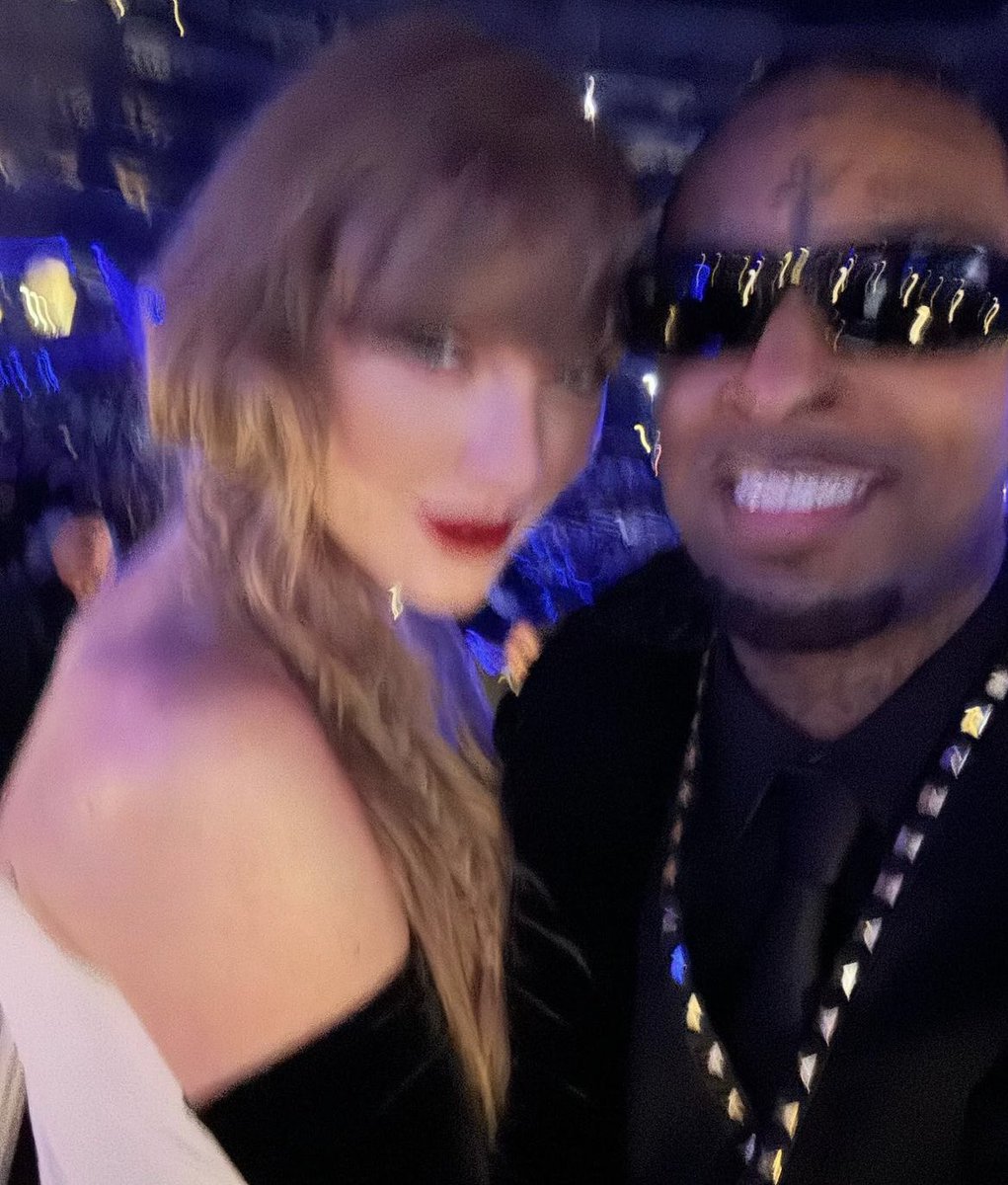 XXL's tweet photo. 21 Savage and Taylor Swift at the #Grammys https://t.co/XCXjE1eoCD