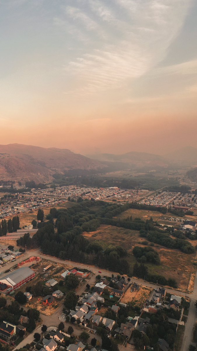 La ciudad de Esquel rodeada por dos incendios intencionales. El de la primera foto ya quemo mas 6000 hectáreas, el de la segunda lo prendieron hace un par de horas, ya son 5 focos intencionales… de no creer lo que nos esta pasando.