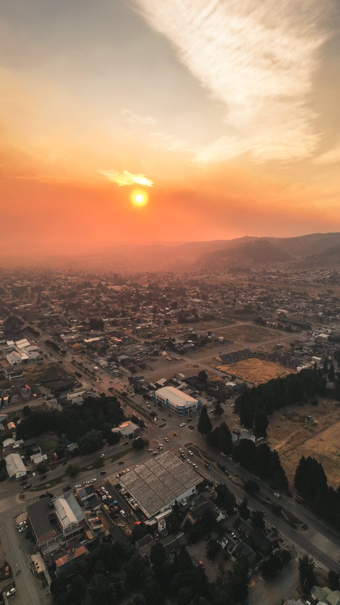 NicolasSirerol's tweet photo. La ciudad de Esquel rodeada por dos incendios intencionales. El de la primera foto ya quemo mas 6000 hectáreas, el de la segunda lo prendieron hace un par de horas, ya son 5 focos intencionales… de no creer lo que nos esta pasando. https://t.co/WGFqCV7idM