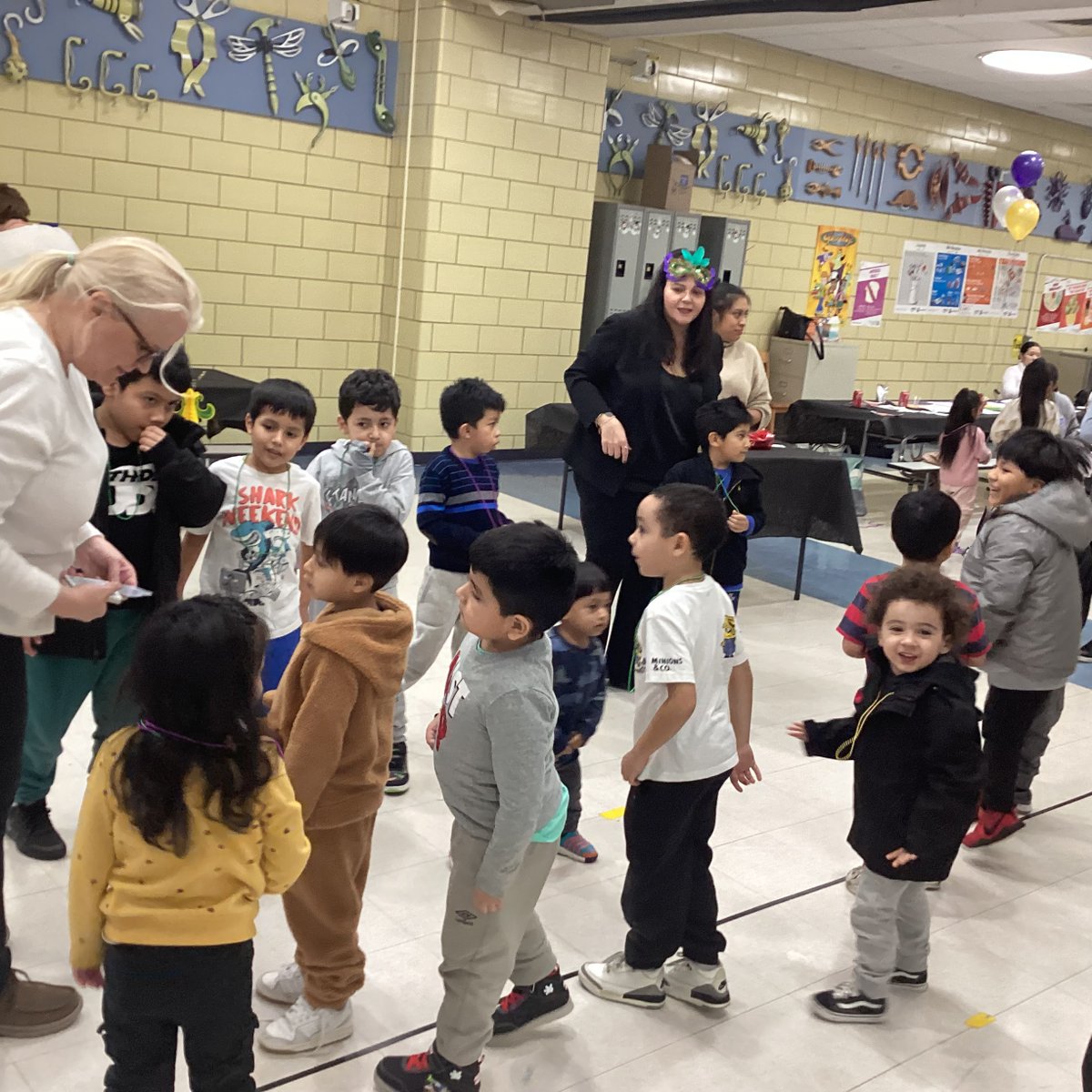 PS28Queens's tweet photo. We hosted our first Comida Caliente evening! Students and their families gathered with staff and community members to enjoy a delicious meal together. Thank you to Francos Deli, Bakery Boys, @MaspethTownHall, @CatalinaCruzNY  for your donations! @NYC_District24 https://t.co/jY3tQtF9ko