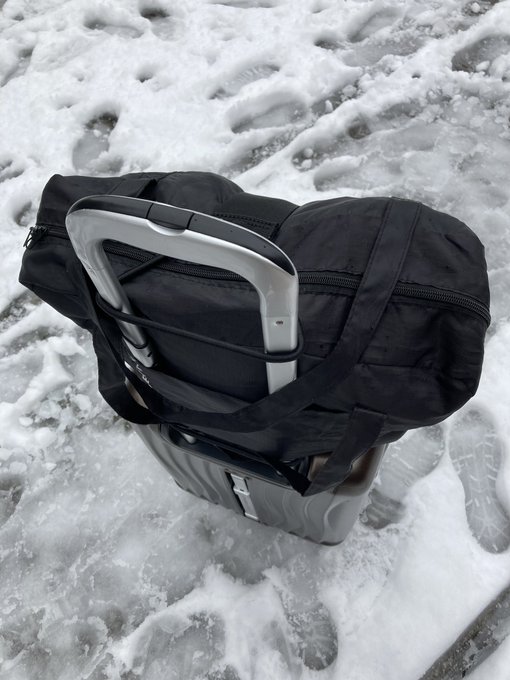 近くにタクシーがなく、調べたらバスが減便で動いてたのでバス停まで移動。雪かきしてある場所は歩きやすく、雪かきしてくださってる方々に感謝。… 