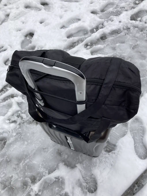 近くにタクシーがなく、調べたらバスが減便で動いてたのでバス停まで移動。雪かきしてある場所は歩きやすく、雪かきしてくださってる方々に感謝。… 
