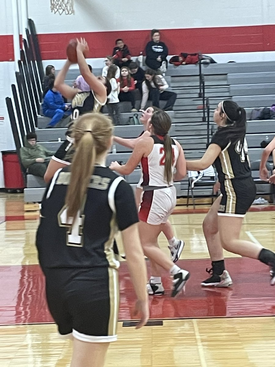 And with this shot, senior Mariah Woods just hit 1000 points!!  Way to go!!! 💛🖤💛🖤