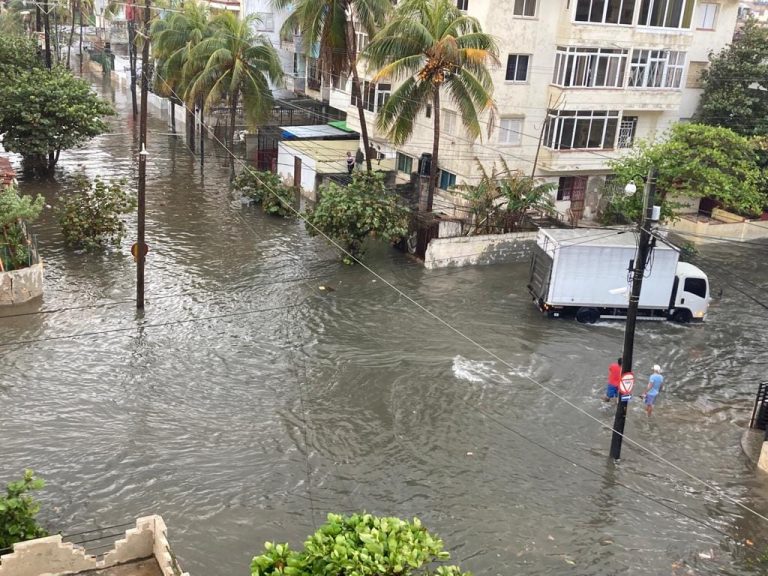 🌊🌧 El deterioro de las condiciones climáticas en La Habana durante la tarde de este lunes, como consecuencia de la llegada de un frente frío, y las penetraciones del mar provocaron inundaciones en el norte de la ciudad.

🔗acortar.link/u9xDf1
