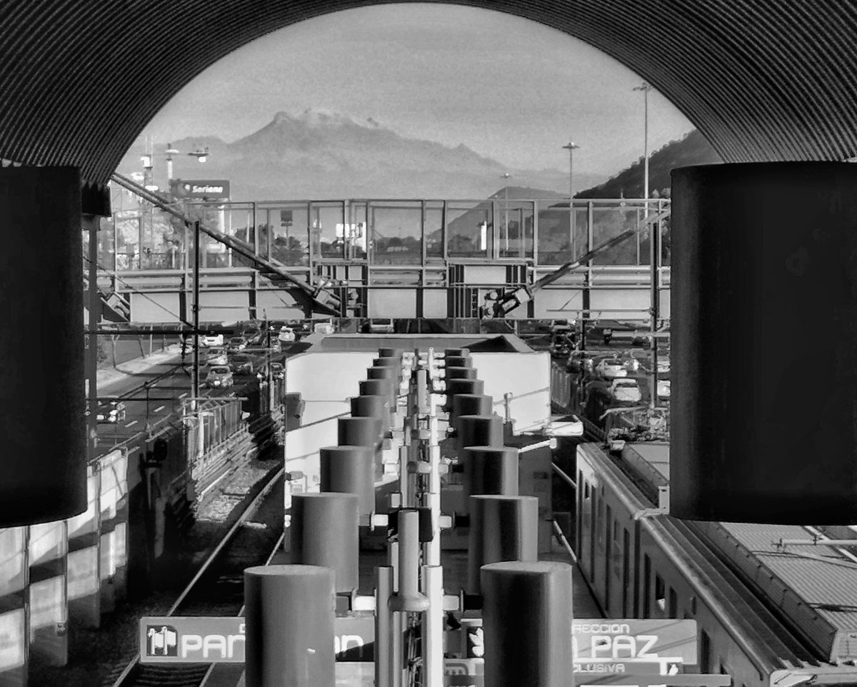 oscarreyesa's tweet photo. En algún lugar de la #CDMX

#volcan #monochrome #BlackAndWhite #blancoynegro #BlackAndWhitephoto #bnw #bnwphotography #street #streetphotography #citypics #cityphotography #streetshot #urbanphotography #landscape #nubes  #sky #clouds #volcano #xiaomi #pocox4pro #subway #metro https://t.co/Nkj2slxt1n