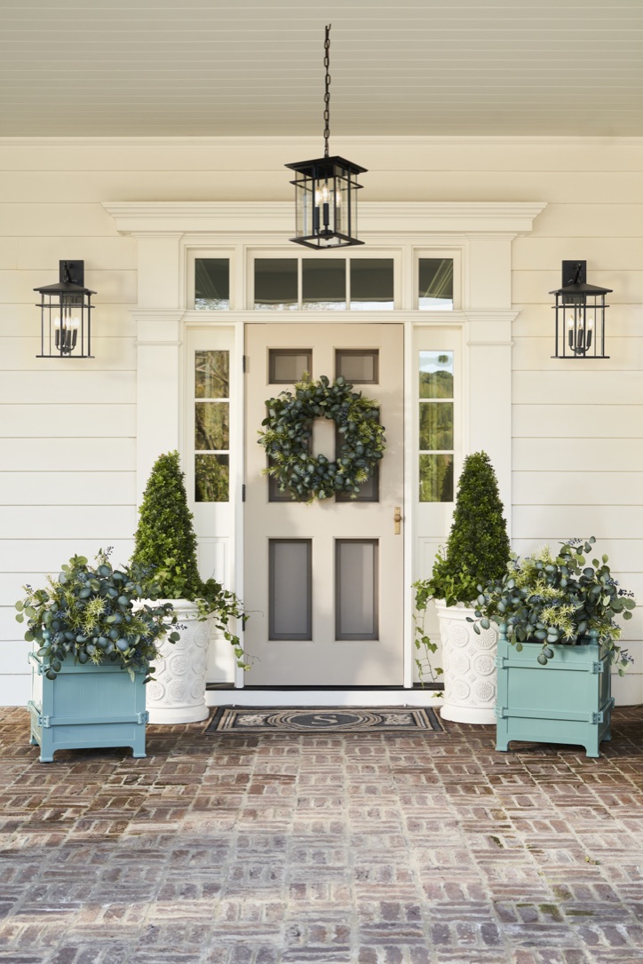 Frontgate's tweet image. Adding a dash of color to your front porch in February is sure to make spring come sooner, right?  
.
.
.
#homeinspo #frontporchdecor #curbappeal #frontdoorstyle