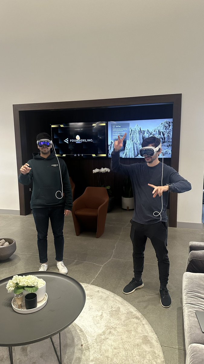 omarwasm's tweet image. Looking to bring on an engineer to come hack on Vision Pro projects in the Studio

What you get:
- full time salary + equity
- dedicated growth/marketing team
- all your expenses covered
- a Vision Pro

Reply if you’re interested