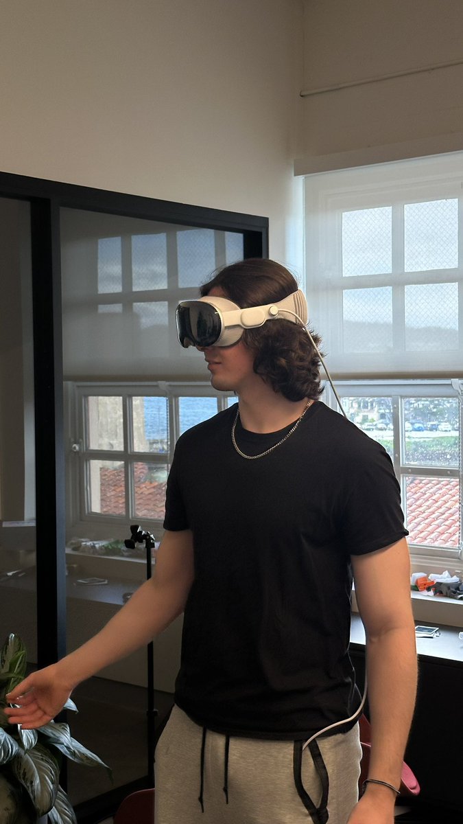 omarwasm's tweet image. Looking to bring on an engineer to come hack on Vision Pro projects in the Studio

What you get:
- full time salary + equity
- dedicated growth/marketing team
- all your expenses covered
- a Vision Pro

Reply if you’re interested