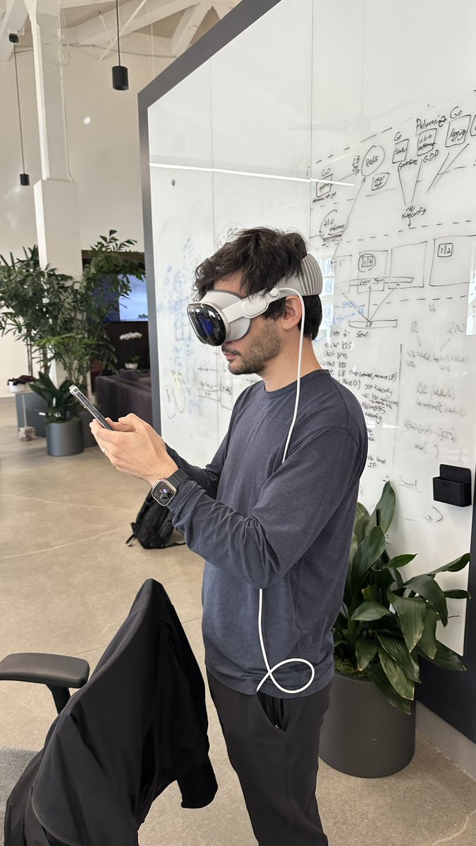 omarwasm's tweet image. Looking to bring on an engineer to come hack on Vision Pro projects in the Studio

What you get:
- full time salary + equity
- dedicated growth/marketing team
- all your expenses covered
- a Vision Pro

Reply if you’re interested