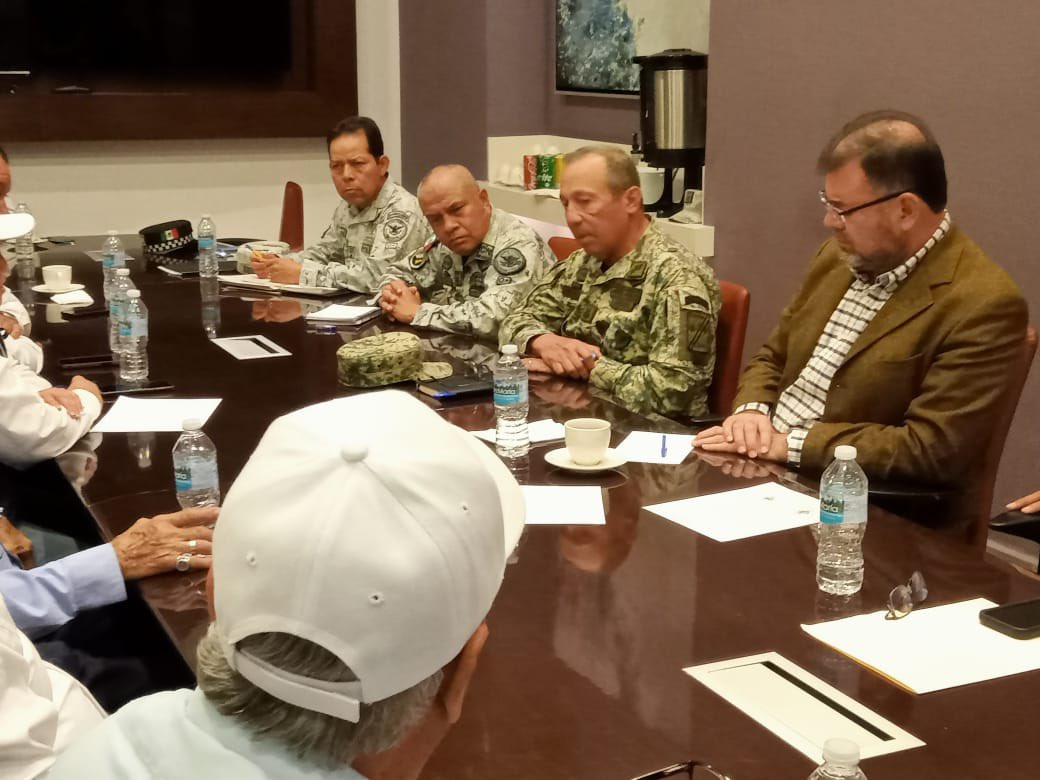 JesusOviedoH's tweet photo. En razón al movimiento nacional por la seguridad en carreteras federales, nos reunimos con representantes de la #FEMATRAC en Guanajuato a quienes les reiteramos el compromiso con la seguridad en las carreteras del estado. 

A nivel estatal llevamos a cabo trabajos coordinados de vigilancia y seguridad con @SedenaMx y @GN_MEXICO_ a fin de brindar tranquilidad a todas y todos.