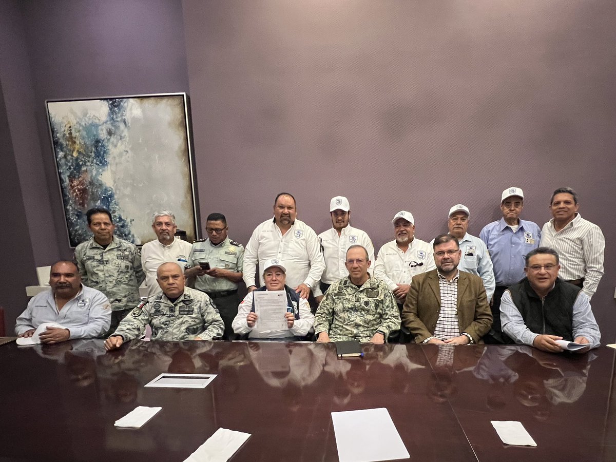 JesusOviedoH's tweet photo. En razón al movimiento nacional por la seguridad en carreteras federales, nos reunimos con representantes de la #FEMATRAC en Guanajuato a quienes les reiteramos el compromiso con la seguridad en las carreteras del estado. 

A nivel estatal llevamos a cabo trabajos coordinados de vigilancia y seguridad con @SedenaMx y @GN_MEXICO_ a fin de brindar tranquilidad a todas y todos.
