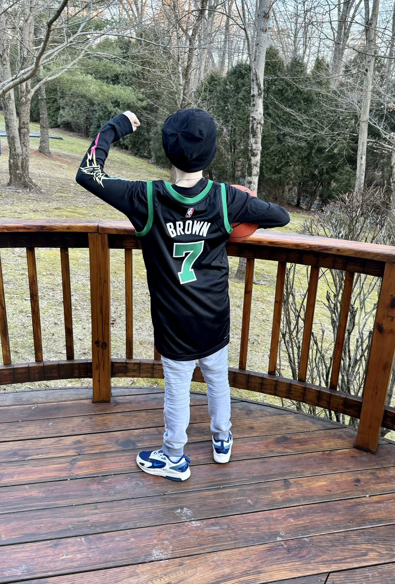 fiestyirishlass's tweet photo. @NjGalin heard my brave boy is battling Stage IV cancer, and sent his favorite @Celtics player’s jersey. Thank you so much! He loves it and is so excited to represent his team.💚🏀☘️ #JacobyStrong #FightLikeJacoby #Celtics #JaylenBrown @FCHWPO https://t.co/AkaJl3lQYG