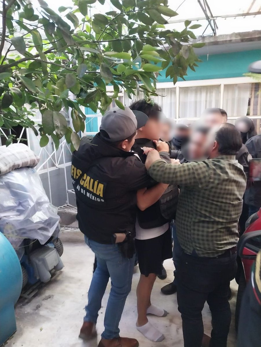 CI_CDMX's tweet photo. #ÚltimaHora || Detienen en la alcaldía #Azcapotzalco a agresor que golpeó brutalmente a una joven, al interior de la tienda deportiva #FoxStore, ubicada en #Satélite, municipio de #Naucalpan, #EstadoDeMéxico. https://t.co/l0xhYD9F3x