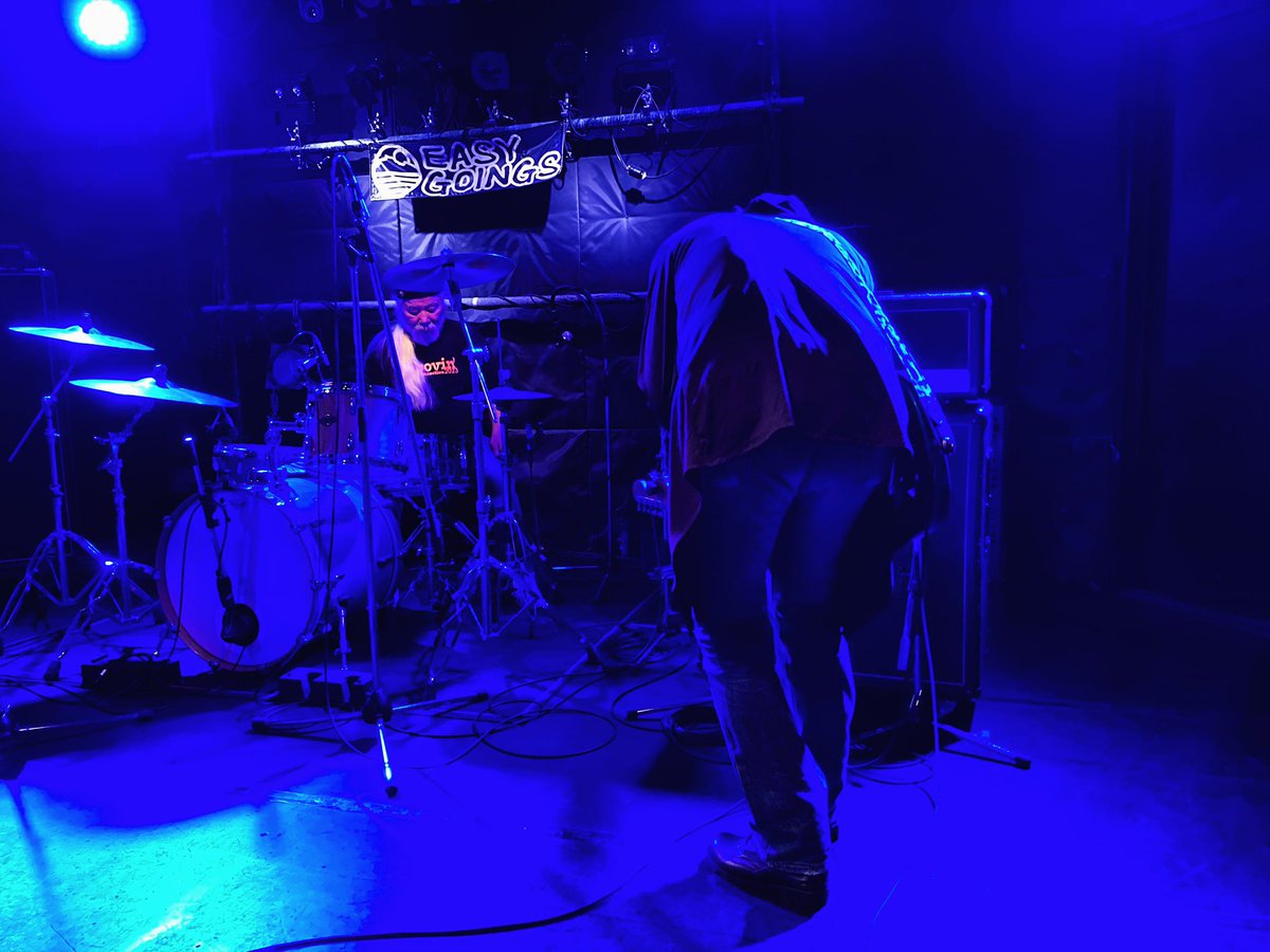 wadacocker's tweet photo. 昨日はあんちゃんの誕生日祝いライブ
雪の中皆さん集まってくれて
Jimisenこと藤江さんの久々の再会も楽しみで
会場に着くなり藤江さんが話しかけてくれて
うれしくて思わずハグしてしまいました
そしたらスゲ〜いい匂いで笑笑
惚れ惚れでした
藤江パイセンのヤバい背中
#jimisen
#jimijam
#ELB https://t.co/ifnVojaKMP