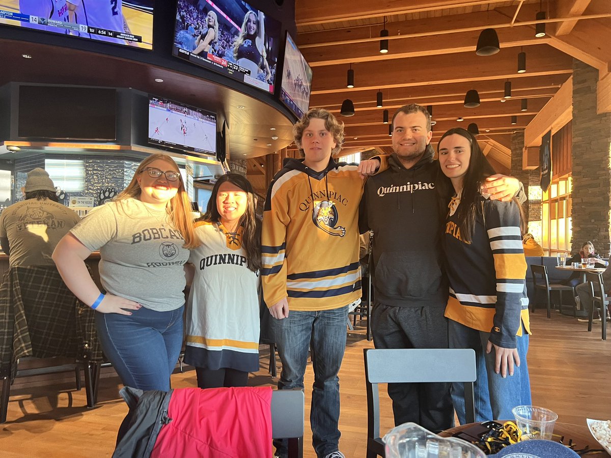 dbk515's tweet photo. Had the best time at the QU game against Dartmouth💙💛go bobcats https://t.co/QaiwLj6jV4