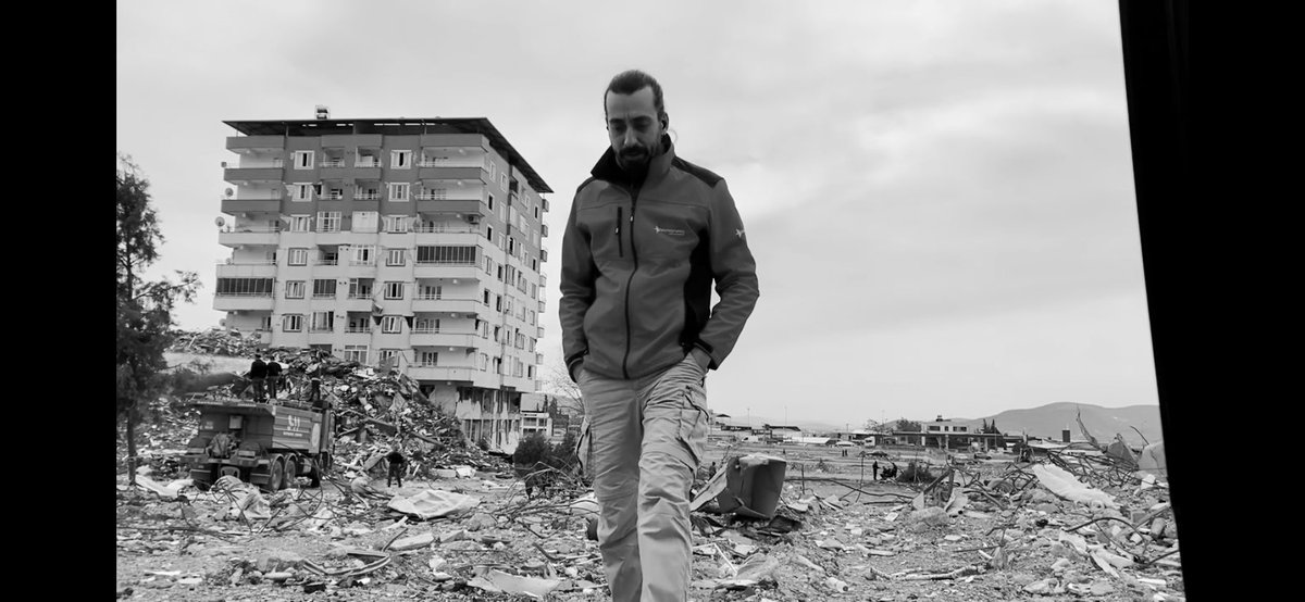 mgorkemyildiz's tweet photo. 6 Şubat ile ilgili söylenecek çok söz var, ama kelimeler yetmiyor. Fotoğraflara bakıp o günlere geri döndüğümde yüreğime yeniden bir taş oturuyor. Feryatların beton kırım makinelerinin gürültüsüne karıştığı enkaz yığınlarıyla kapanmış caddelerde, insanın ciğerlerini kesen https://t.co/FPqCs5cXEy