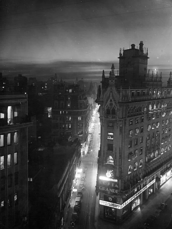 BsAs_recuerdo's tweet photo. Bartolomé Mitre y Diagonal Norte en un anochecer de 1939. https://t.co/7NdyOFVHaT