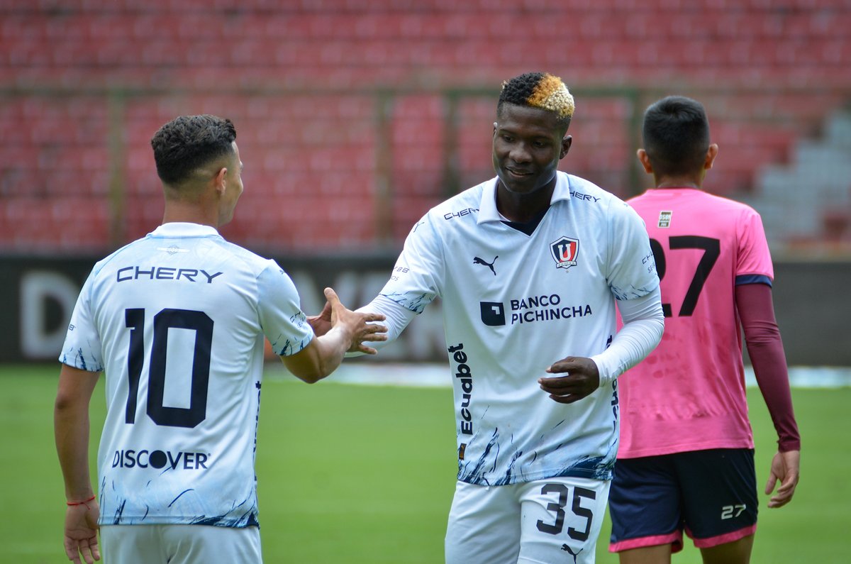LDU_Oficial's tweet photo. 🎞️Las mejores postales que nos dejó el amistoso del fin de semana, 🤝 #LIGAImbabura 5x1, ya están disponibles en la #LDUApp.😉
📲 https://t.co/eEO4suPaQ4 https://t.co/kSCDt2QzwV