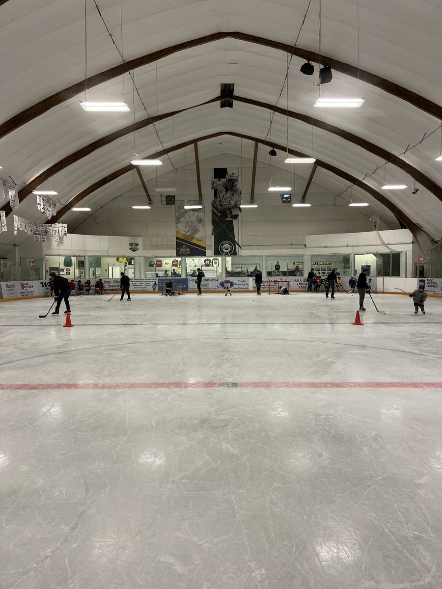 Darin_Holt2's tweet photo. Great to see the @IrmaSrAces take time out of their days to come skate with the U7 and other Irma minor hockey teams tonight. #futureaces https://t.co/WurNh7odMi