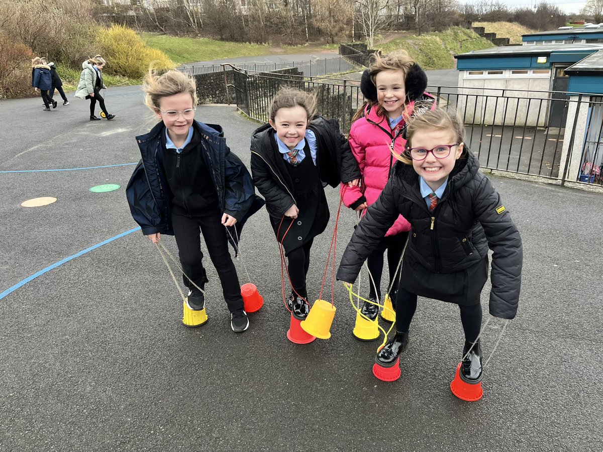 teacherchat19's tweet image. Another fantastic #activeplay session with @PaulineFARE1. The children had so much fun, whilst developing their social and team building skills. Even the strong wind could not put off this bunch of little legends 😁 #activeminds #fun #childrensmentalhealthweek @CaledoniaPri