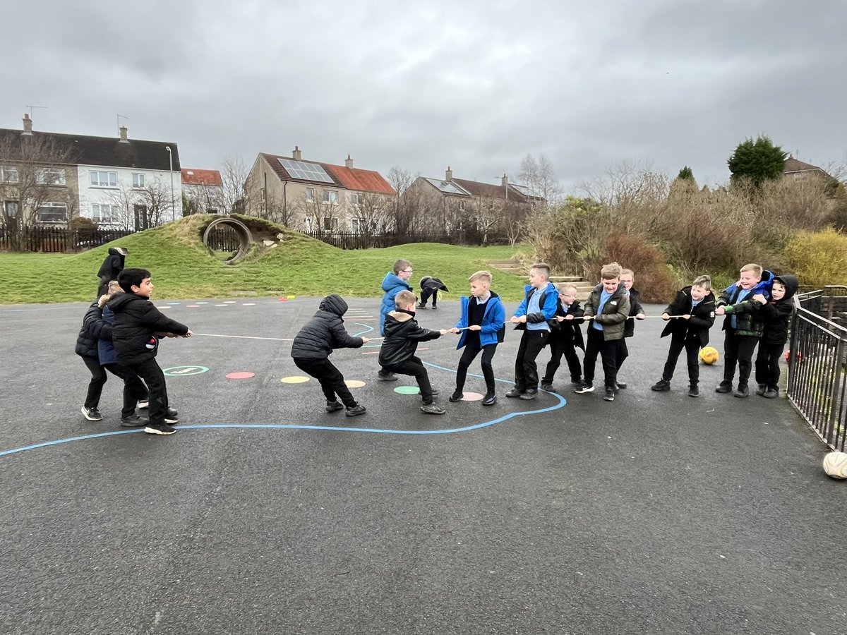 teacherchat19's tweet image. Another fantastic #activeplay session with @PaulineFARE1. The children had so much fun, whilst developing their social and team building skills. Even the strong wind could not put off this bunch of little legends 😁 #activeminds #fun #childrensmentalhealthweek @CaledoniaPri