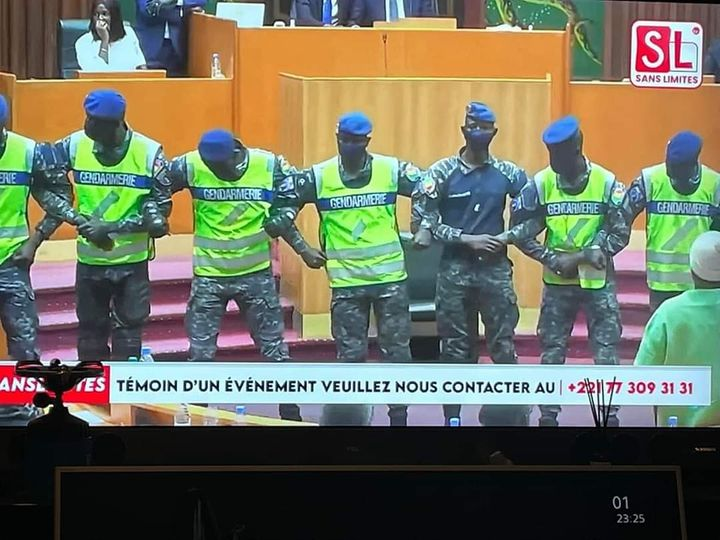 Voici les nouveaux députés de l'opposition. Aprés avoir évacué manu militari les députés de l'opposition pour faire passer le coup d'état constitutionnel ils ont pris sagement leur place. La démocratie sénégalaise est une grosse farce. La république  est en déliquescence. Triste