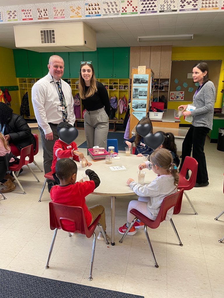 Scientist Laura from @Sci_in_School visited Kindergarten A to present, “Let’s Be Scientists.” We had quite a few guest visitors and volunteers including Mr. Gillis, Ms. Maria, and Ms. Bozek. Shoutout to our parent volunteers - Leslie, Deniqua, and Namrata. Thanks! @SloanePS_TDSB