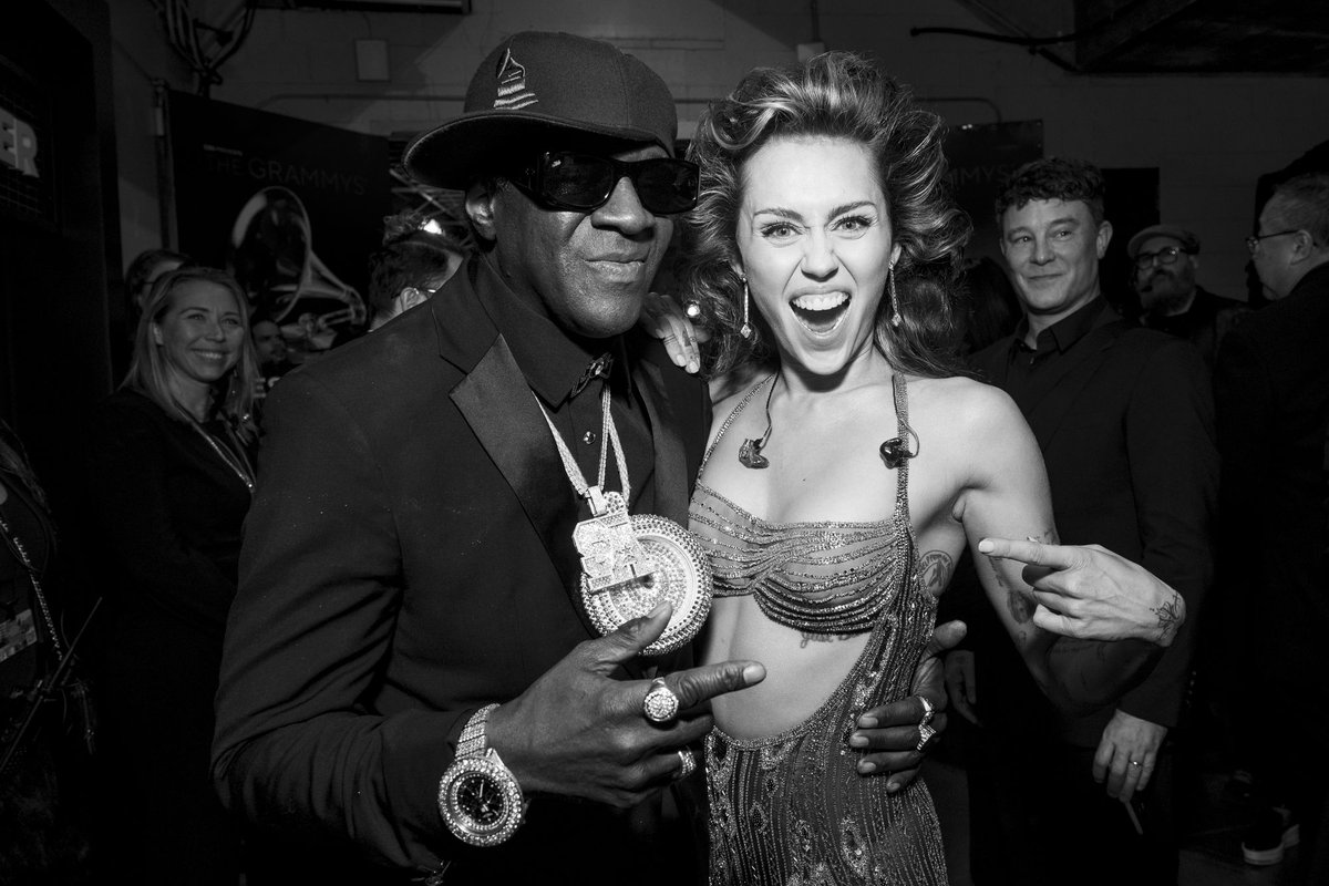 TheMileyDiaries's tweet photo. 📸 Photos of @MileyCyrus attending the #GRAMMYs , performing #Flowers on stage and backstage photos have been added to our gallery! #MileyCyrus #Mileyiscoming 

🔗 https://t.co/qmWyRiP7xP https://t.co/m6rCA7bQsG